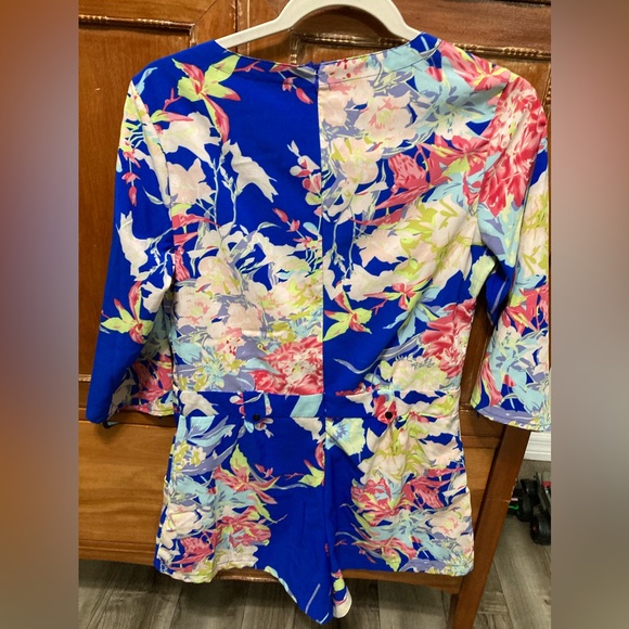 Stunning Persun shorts floral romper. Size Large. Never worn - Picture 2 of 4